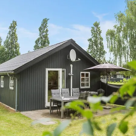 2 Bedroom Lovely In Vakantiehuis Hovborg